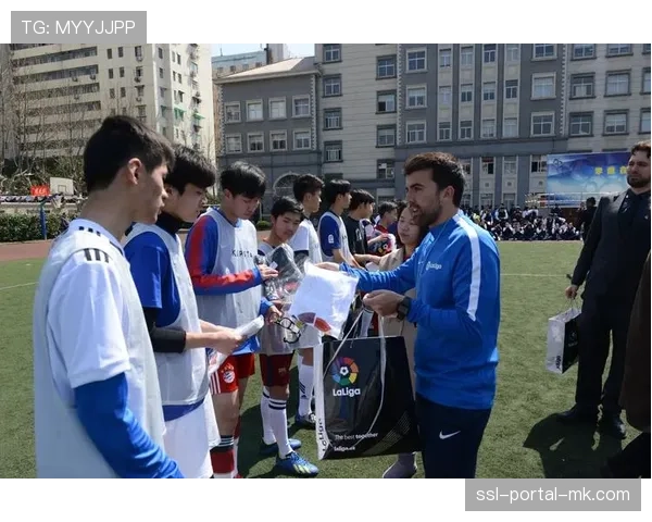 法国足协“足球进校园”计划三月在巴黎大区新增20所合作学校 法国足协“足球进校园”计划三月在巴黎大区新增20所合作学校