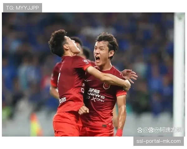 上海海港王燊超绝杀后狂奔庆祝,主场球迷沸腾见证关键胜利 上海海港王燊超绝杀后狂奔庆祝,主场球迷沸腾见证关键胜利