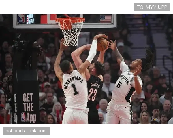 文班亚马赤膊抱紧福克斯，轰27分4断7帽创三项纪录